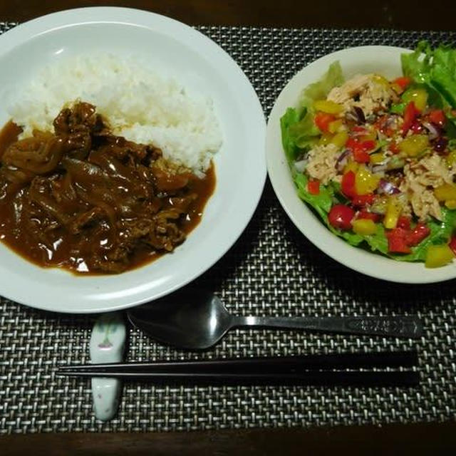 簡単にハッシュドビーフとツナとレタスのサラダ♪