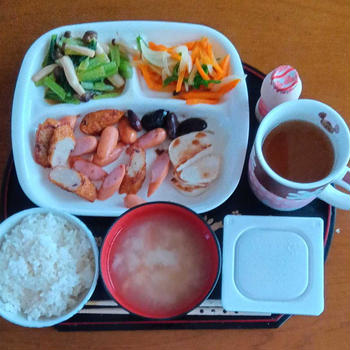朝ご飯は7時50分　薩摩揚げウインナーと人参玉ねぎ炒め