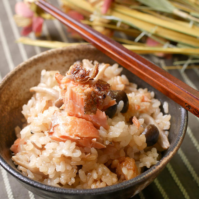 サクサク香ばしい！一味違う！鮭としめじの炊き込みご飯！