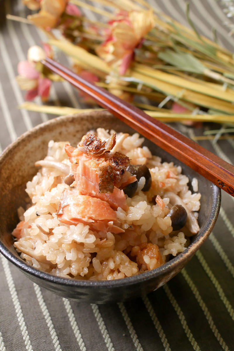 サクサク香ばしい！一味違う！鮭としめじの炊き込みご飯！