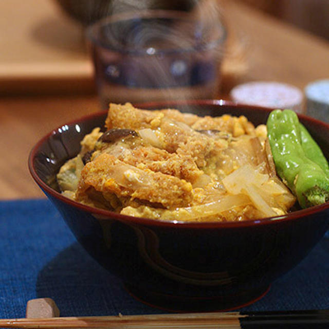 カツ丼とシナモンロール