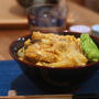 カツ丼とシナモンロール
