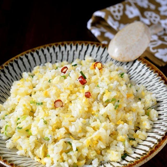 ご飯ぱらぱら！超簡単でおいしい◎「しらすとねぎのペペロン風炒飯」