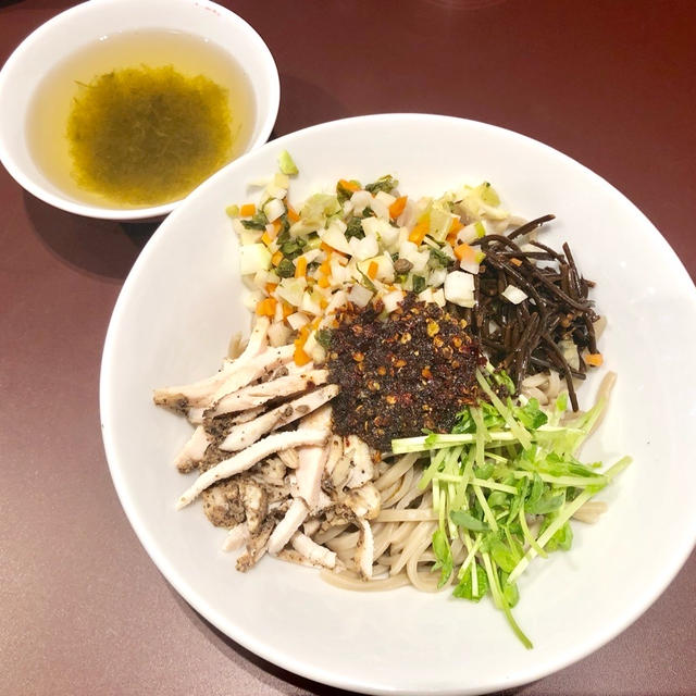 按田餃子 泡菜乾麺（パオサイカンメン）ごぼう麺が使われている、ユニークな麺