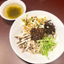按田餃子 泡菜乾麺（パオサイカンメン）ごぼう麺が使われている、ユニークな麺