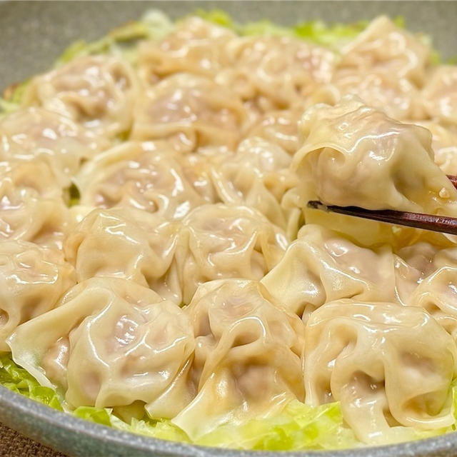 【レシピ】豚こま肉で食べごたえ抜群♬ワンパン蒸し餃子♬