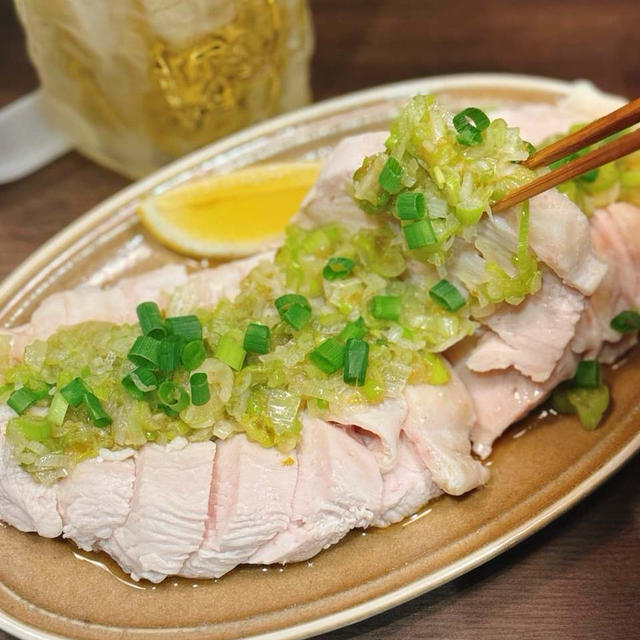 炊飯器にお任せ！ほったらかし調理で驚くほどしっとり♪ネギだれが決め手！茹で鶏のおつまみレシピ！