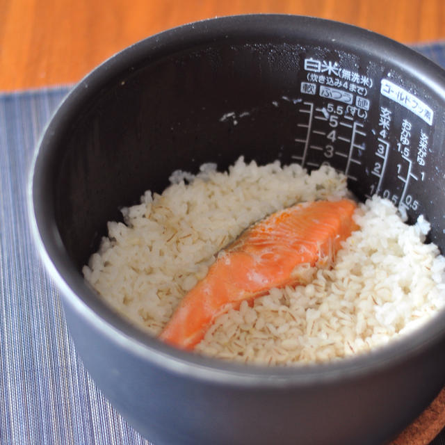 【授かるベーシックレシピ】炊飯器に塩鮭をイン！で鮭ごはん