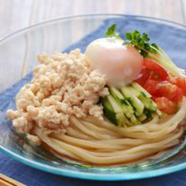 冷やし中華風 鶏そぼろうどん。（冷凍うどんで、）
