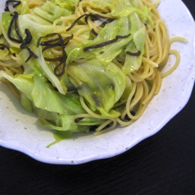 キャベツと塩こんぶのペペロンチーノ