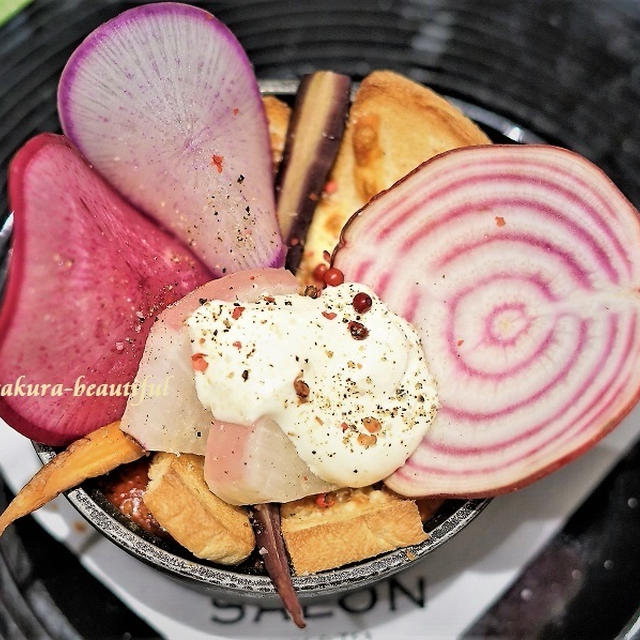 白と赤のパングラタンが超オシャレ♪『SALON BAKE&TEA(サロン ベイクアンドティー)』