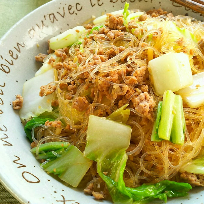 フチに英語が書かれた皿に盛られた、白菜と豚ひき肉の春雨炒め