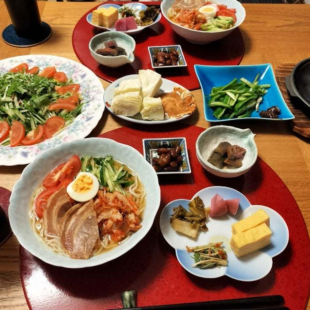 おおよそグリーンサラダ、パリパリピーマン、きゃべつ、冷麺、小鉢6品で晩酌