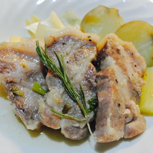 豚ロース肉とセロリ、ジャガイモの煮込み