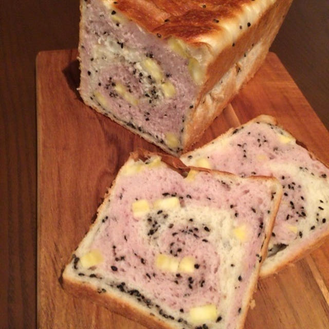 さつまいもとごまの食パン。
