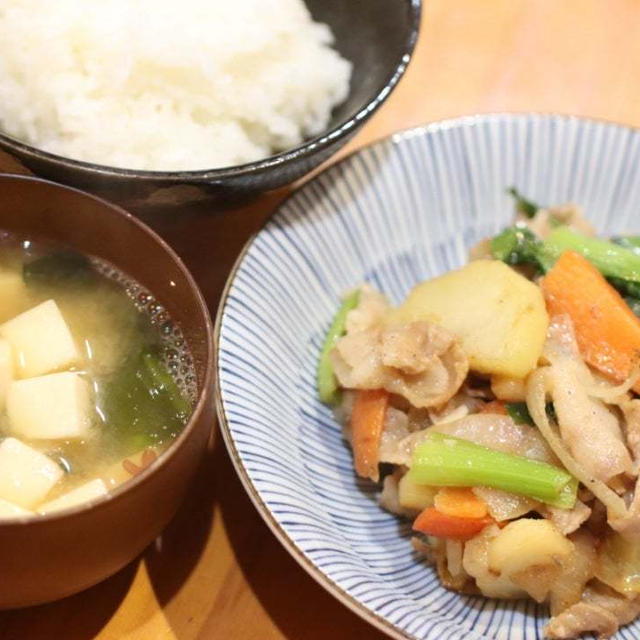 じゃがいもでボリュームアップ！普通の肉野菜炒めもお高いかも〜