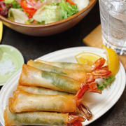 切らずにまるごと！エビの旨みがギュッ♪パリパリ食感のエビしそ春巻きで、至福のごちそう晩酌♡