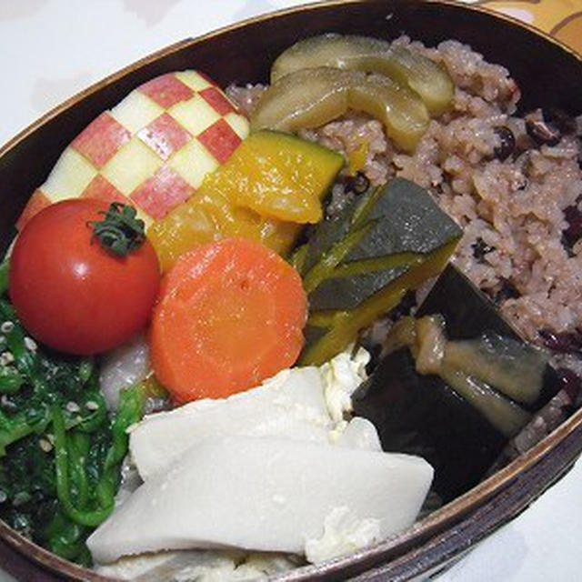 赤飯弁当。ベットでのんびりのあんこ