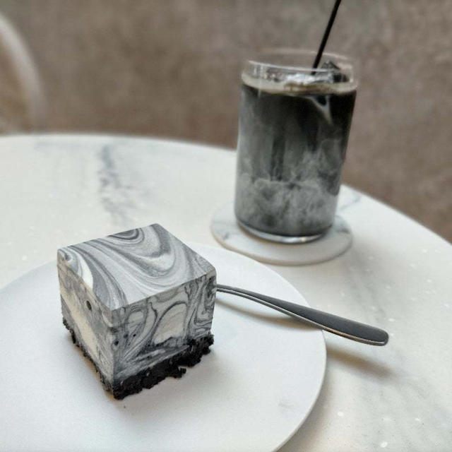 六本木「MARBLE GALLERY CAFE」マーブルラテとマーブルムースケーキ