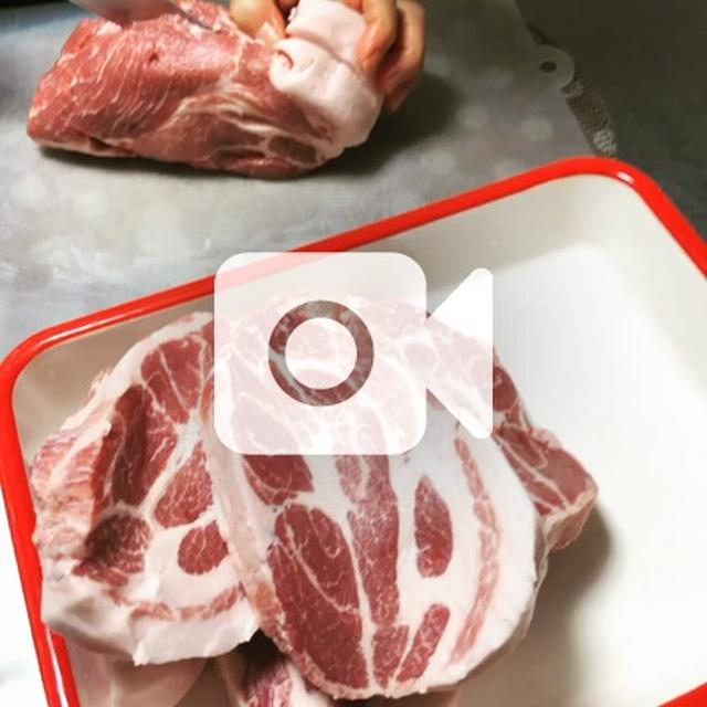 イベント料理の準備中、豚肉のグリル・マリナーラソースとモッツアレラチーズと合わせて。
