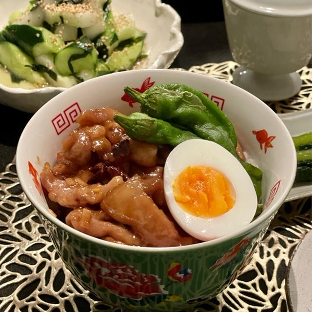 豚薄切り肉のルーロー飯と、KALDIの食べる麻辣醬をかけた茄子とかの夜ごはん