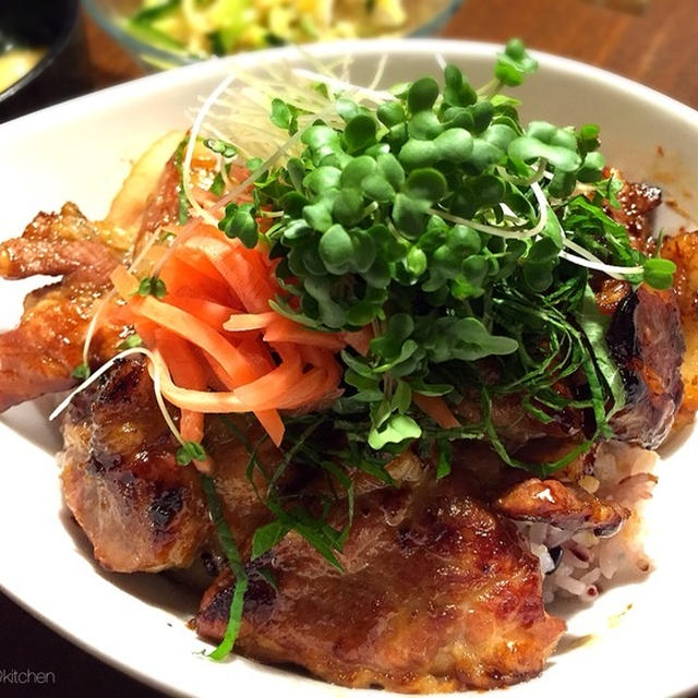 簡単甘めの醤油味噌ダレで豚丼　でご飯予想外に食べてしまいますねん