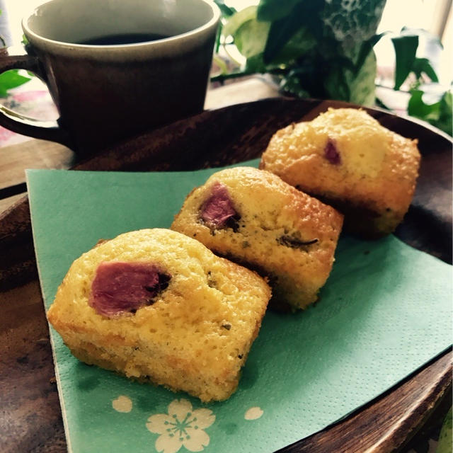 桜とホワイトチョコのミニケーキ