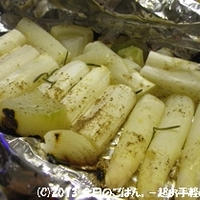 ホワイトアスパラとたまねぎのホイル焼き　超シンプルだけど(^^ゞ