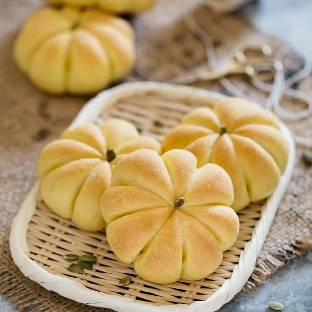 Kabocha shaped pumpkin bread