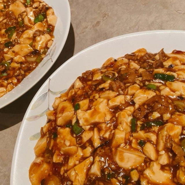 麻婆豆腐にたくさんの山椒を加えて、山盛りのご飯を食べる