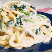フライパン一つで簡単！『鮭フレークとほうれん草のクリームパスタ』の作り方