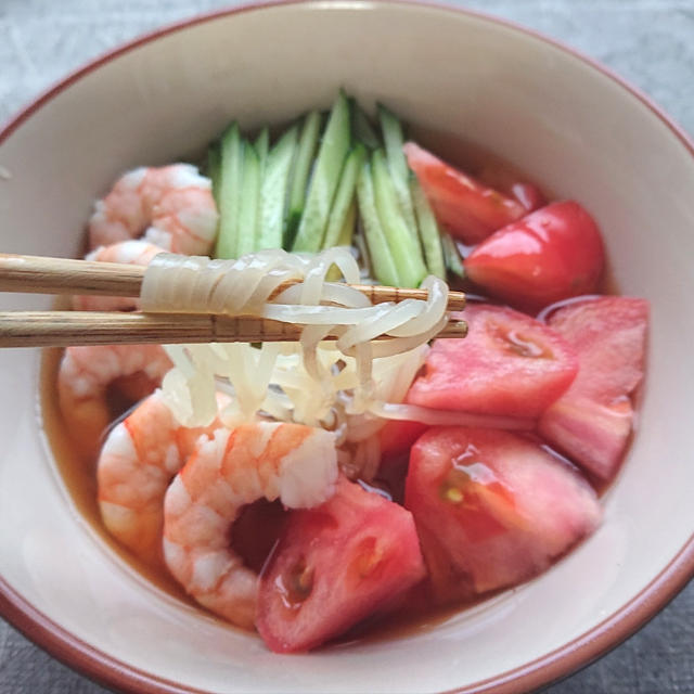 つるつるしこしこ盛岡冷麺（きゅうり、トマト、えびのせ）