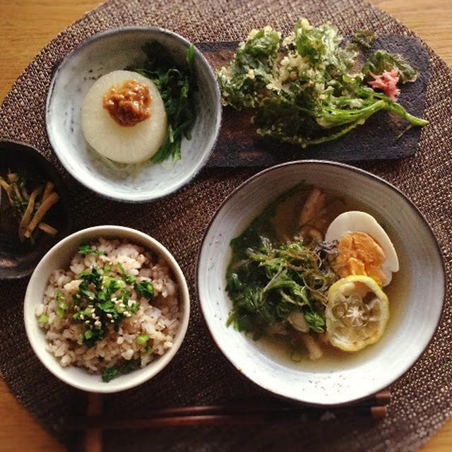 春菊と柚子を味わう食卓: 柚子と春菊入り鶏塩鍋スープと天ぷら