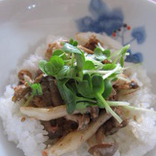 「素焼きキノコのおかか丼」