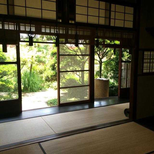 涼を呼ぶ佇まいと鱧寿司