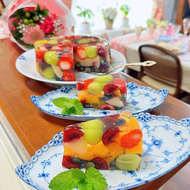 キラキラ宝石ゼリーケーキを綺麗に美味しくいただきます