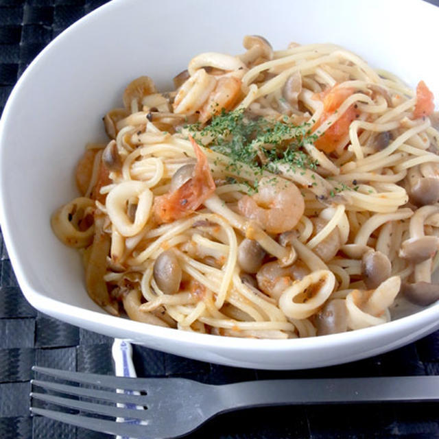シーフード、トマトとしめじのパスタ