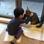 子供たち猫ちゃんと戯れる