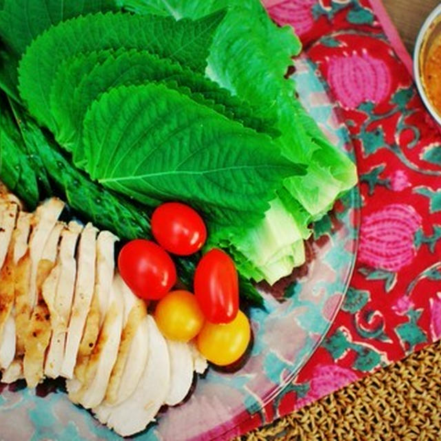 ラー油味噌ダレの蒸し鶏野菜巻き