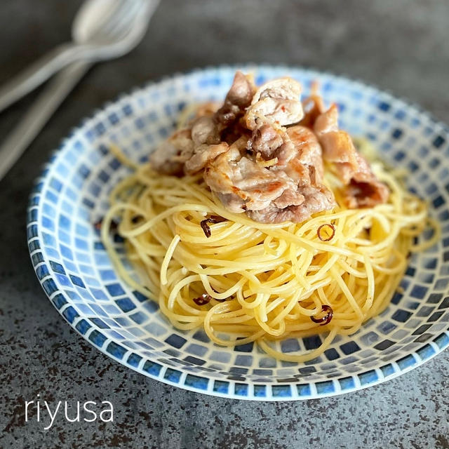 【5分で完成するパスタレシピ】カリカリ豚肉のペペロンチーノ