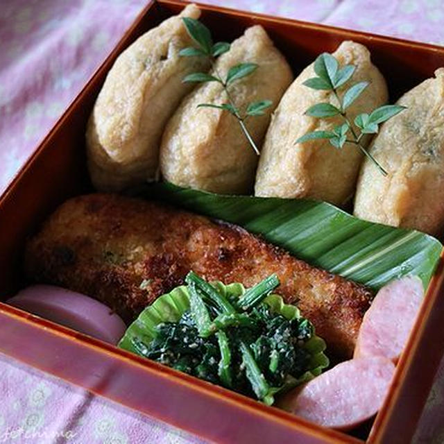 いなり寿司とサーモンフライのお弁当