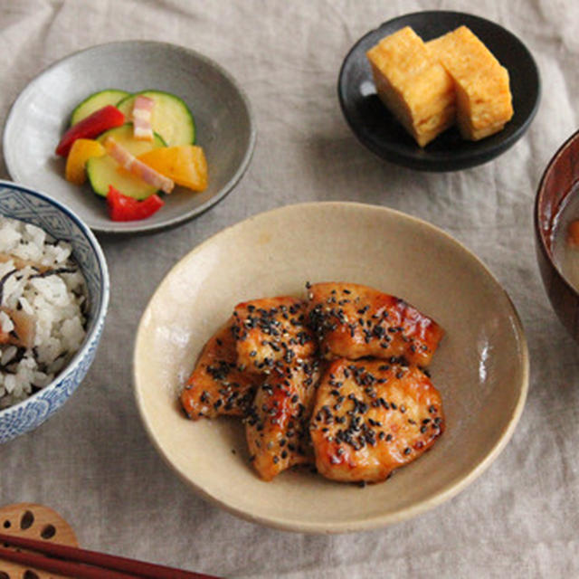 簡単！作り置きでスピード定食！鶏むね肉の黒ゴマ甘辛焼き編
