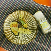 揚げたての旬の野菜にひとふり