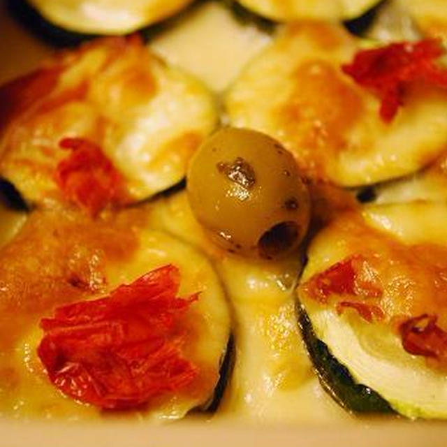 ズッキーニと生ハム、ドライトマトのチーズ焼き。