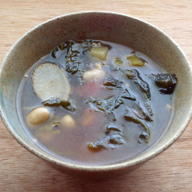高菜漬けと大豆とゴボウのスープ