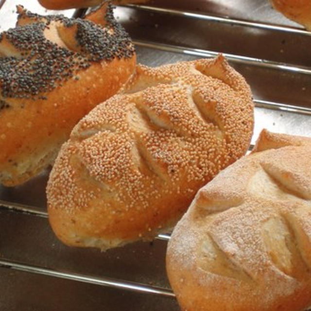 「たった２つ！の生地で作るパン」相原一吉のパンのこと：小さなサイズの角パン三種：相原一吉さんによって引き継がれたパン