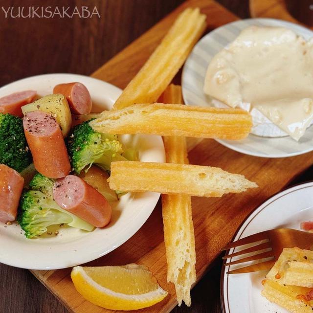 ちょっとおしゃれで新感覚な朝食♪濃厚チーズと優しい甘さのチュロスのコラボ！カマンベールフォンデュ