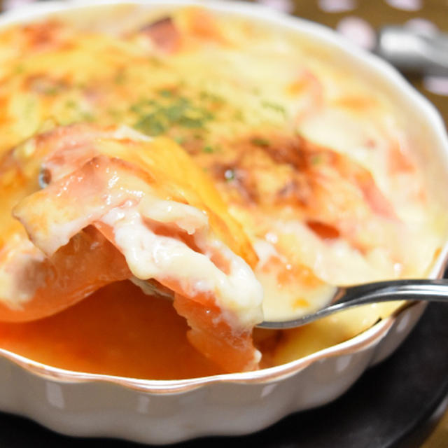 トマトのチーズ焼き。トマトの水分でスープっぽくいただけるおつまみ。