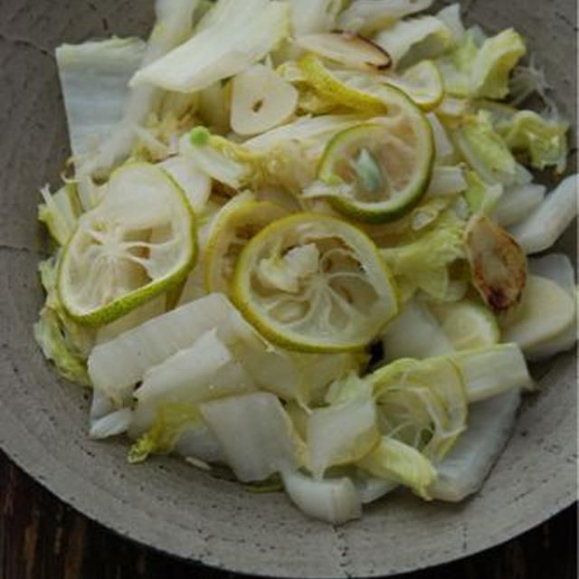 ざく切り白菜と小柚子のにんにく塩炒め