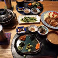 赤貝の炊き込みご飯、山賊焼、小松菜とツナのごまぽん酢和えと小つまみ8品で晩酌